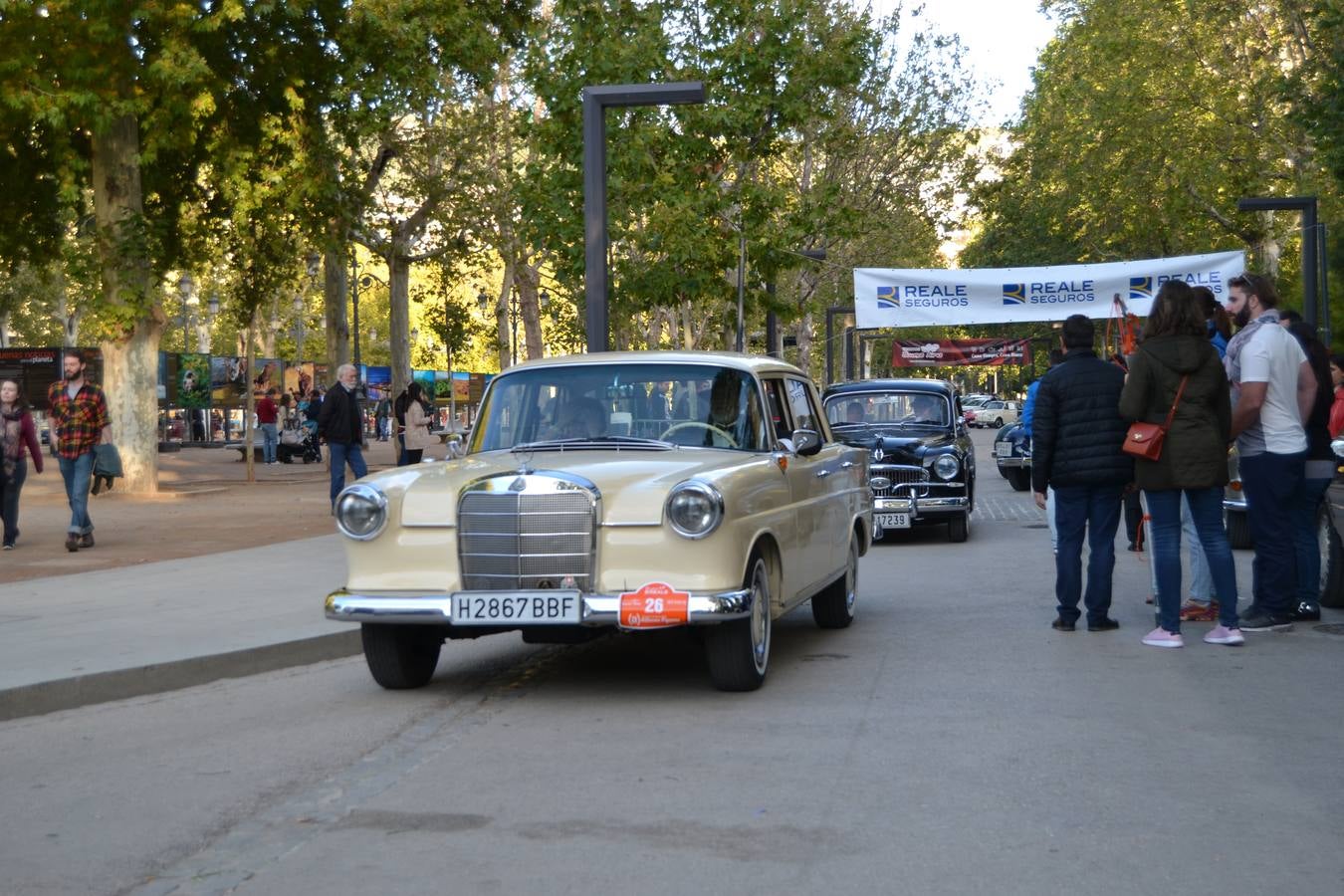 Casi cuarenta coches, entre antiguos y clásicos, han participado en la XIII Reale que ha tenido como principal novedad el incremento de gente vestida de época y las dos rutas urbanas, una con subida a la Abadía del Sacromonte y otra por Gran Vía, Constitución y Camino Ronda.