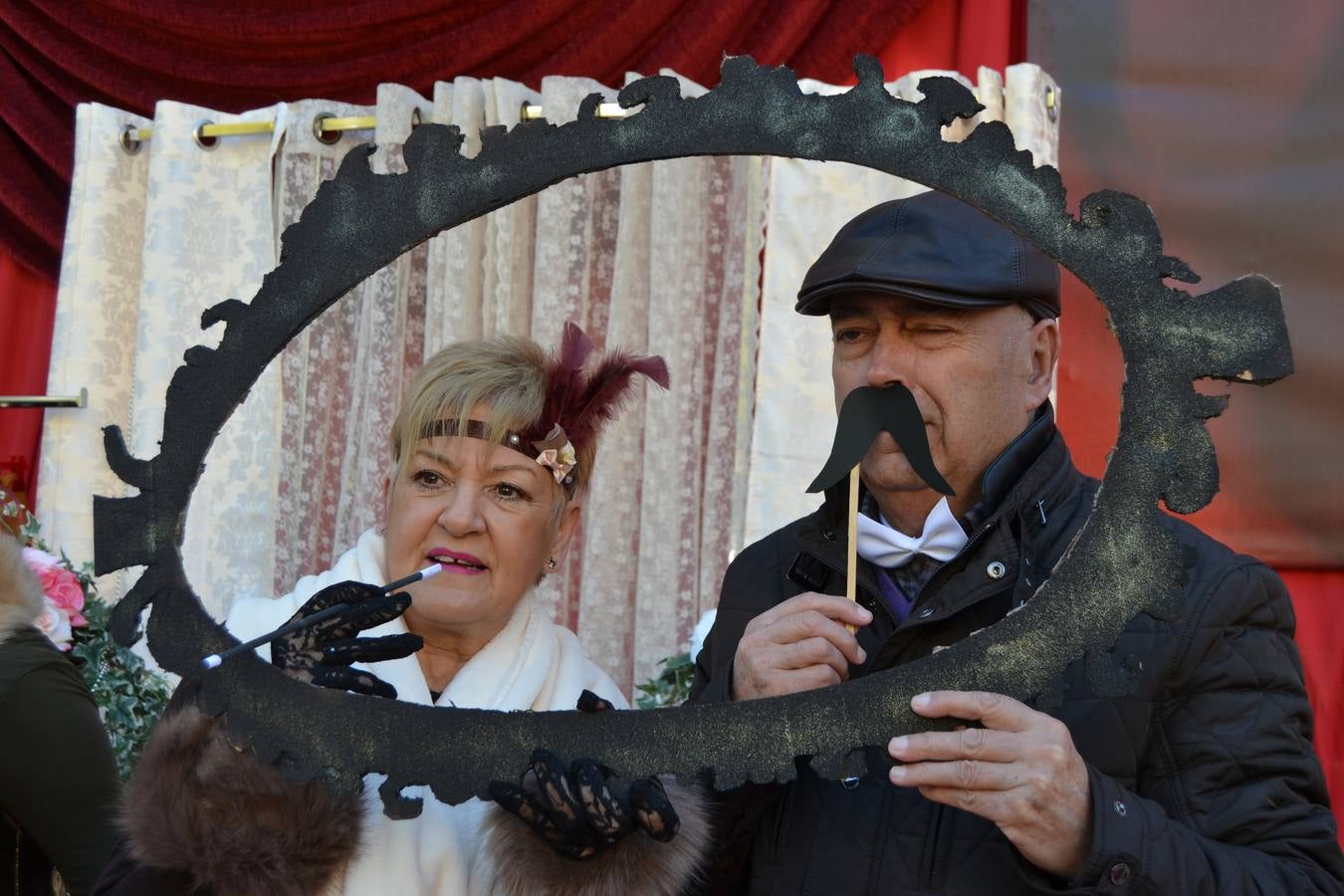 Casi cuarenta coches, entre antiguos y clásicos, han participado en la XIII Reale que ha tenido como principal novedad el incremento de gente vestida de época y las dos rutas urbanas, una con subida a la Abadía del Sacromonte y otra por Gran Vía, Constitución y Camino Ronda.