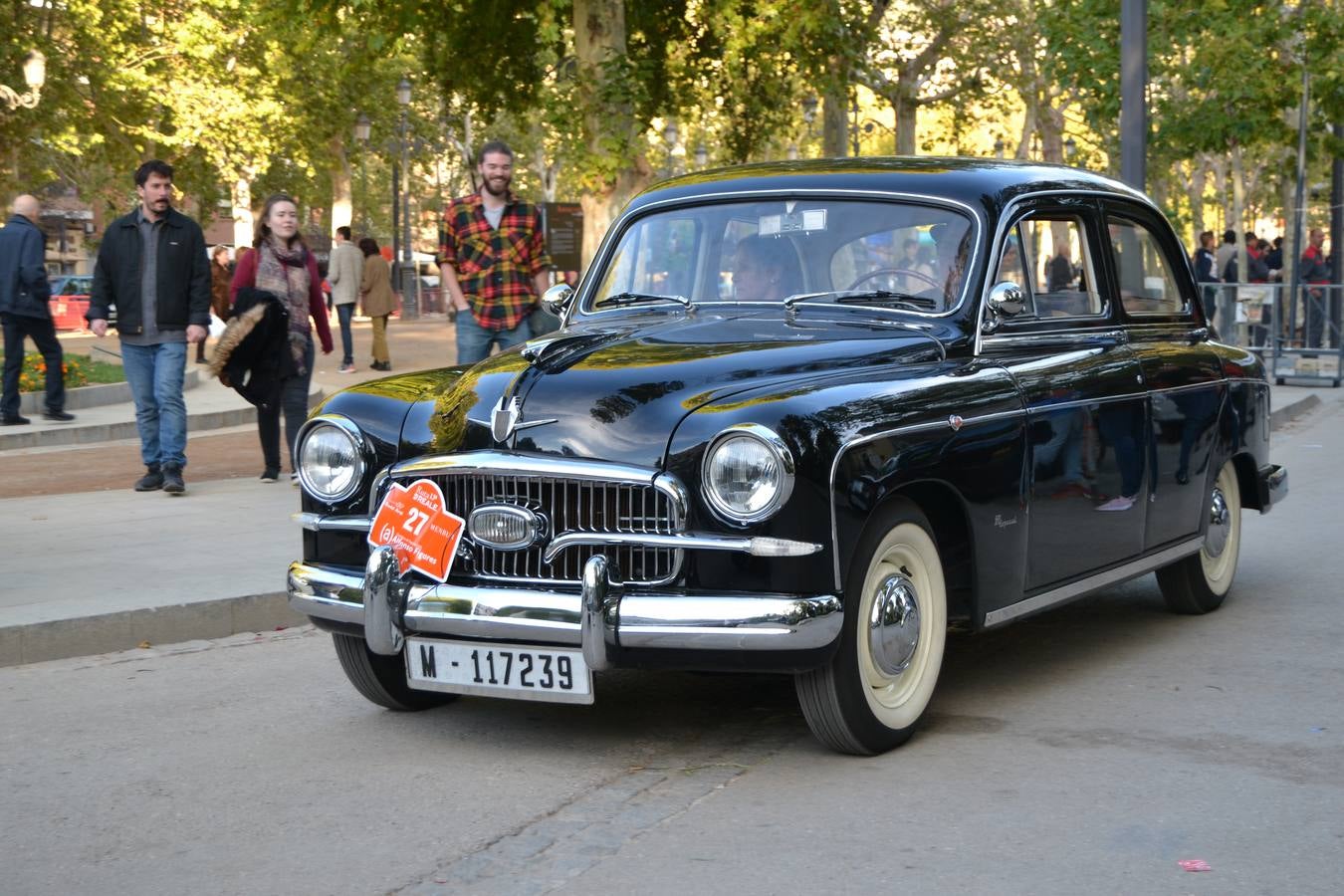 Casi cuarenta coches, entre antiguos y clásicos, han participado en la XIII Reale que ha tenido como principal novedad el incremento de gente vestida de época y las dos rutas urbanas, una con subida a la Abadía del Sacromonte y otra por Gran Vía, Constitución y Camino Ronda.