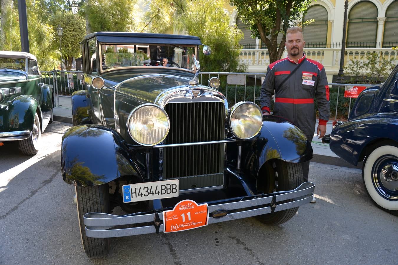 Casi cuarenta coches, entre antiguos y clásicos, han participado en la XIII Reale que ha tenido como principal novedad el incremento de gente vestida de época y las dos rutas urbanas, una con subida a la Abadía del Sacromonte y otra por Gran Vía, Constitución y Camino Ronda.