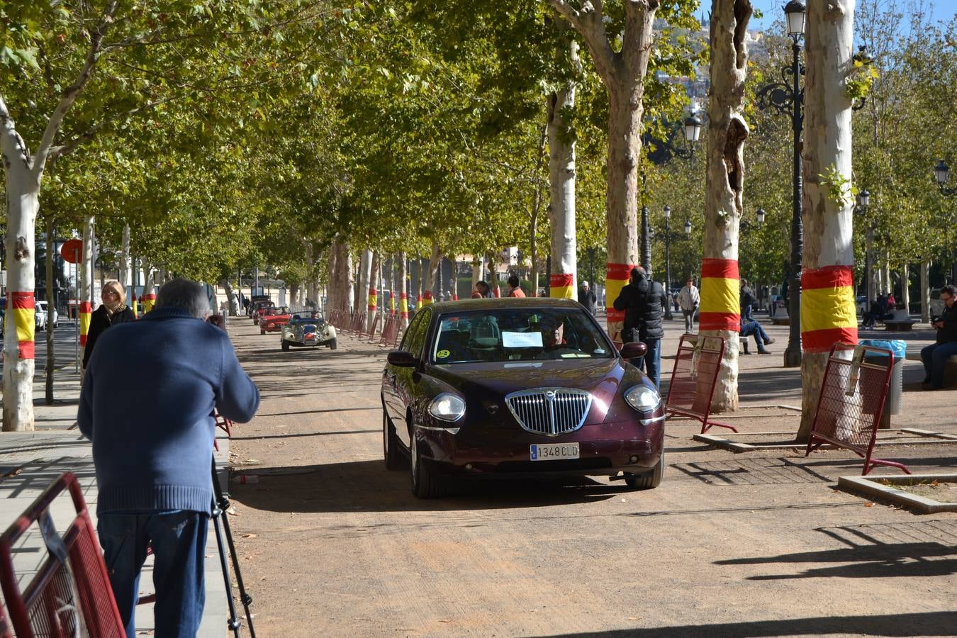 Casi cuarenta coches, entre antiguos y clásicos, han participado en la XIII Reale que ha tenido como principal novedad el incremento de gente vestida de época y las dos rutas urbanas, una con subida a la Abadía del Sacromonte y otra por Gran Vía, Constitución y Camino Ronda.