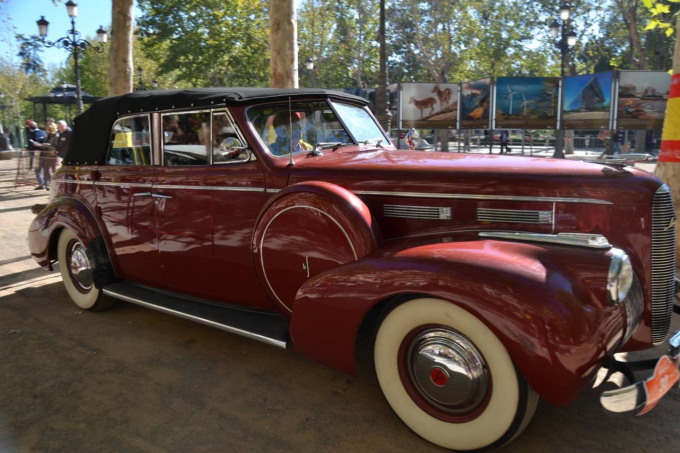 Casi cuarenta coches, entre antiguos y clásicos, han participado en la XIII Reale que ha tenido como principal novedad el incremento de gente vestida de época y las dos rutas urbanas, una con subida a la Abadía del Sacromonte y otra por Gran Vía, Constitución y Camino Ronda.