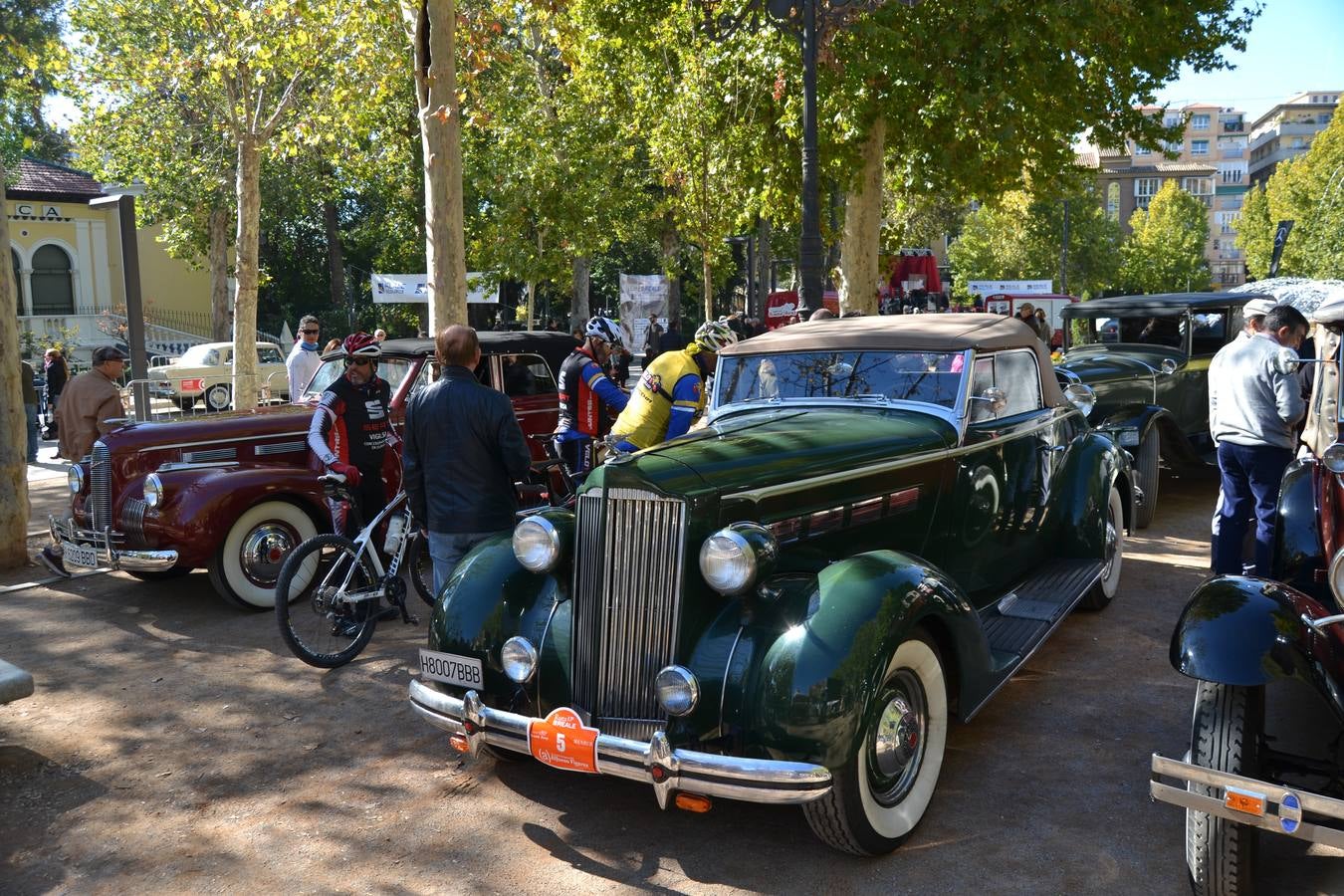 Casi cuarenta coches, entre antiguos y clásicos, han participado en la XIII Reale que ha tenido como principal novedad el incremento de gente vestida de época y las dos rutas urbanas, una con subida a la Abadía del Sacromonte y otra por Gran Vía, Constitución y Camino Ronda.