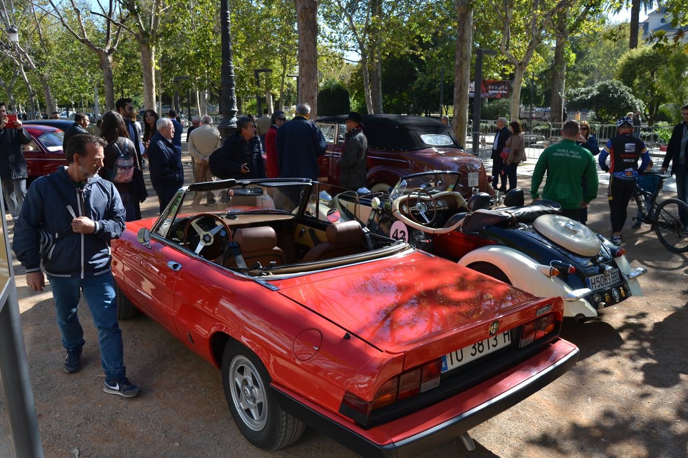 Casi cuarenta coches, entre antiguos y clásicos, han participado en la XIII Reale que ha tenido como principal novedad el incremento de gente vestida de época y las dos rutas urbanas, una con subida a la Abadía del Sacromonte y otra por Gran Vía, Constitución y Camino Ronda.