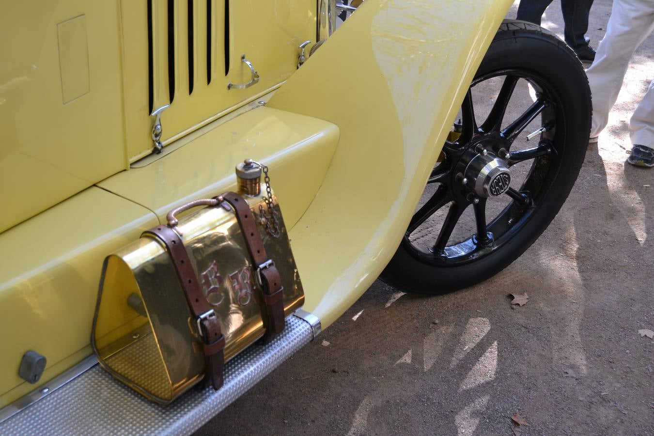 Casi cuarenta coches, entre antiguos y clásicos, han participado en la XIII Reale que ha tenido como principal novedad el incremento de gente vestida de época y las dos rutas urbanas, una con subida a la Abadía del Sacromonte y otra por Gran Vía, Constitución y Camino Ronda.