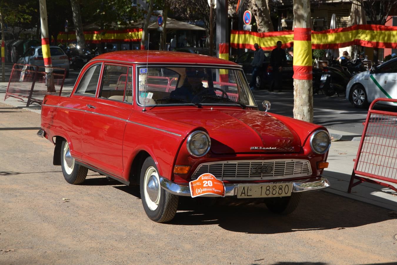 Casi cuarenta coches, entre antiguos y clásicos, han participado en la XIII Reale que ha tenido como principal novedad el incremento de gente vestida de época y las dos rutas urbanas, una con subida a la Abadía del Sacromonte y otra por Gran Vía, Constitución y Camino Ronda.