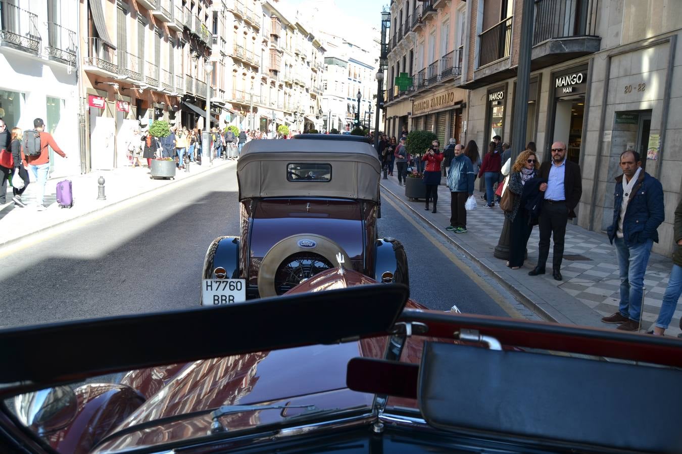 Casi cuarenta coches, entre antiguos y clásicos, han participado en la XIII Reale que ha tenido como principal novedad el incremento de gente vestida de época y las dos rutas urbanas, una con subida a la Abadía del Sacromonte y otra por Gran Vía, Constitución y Camino Ronda.