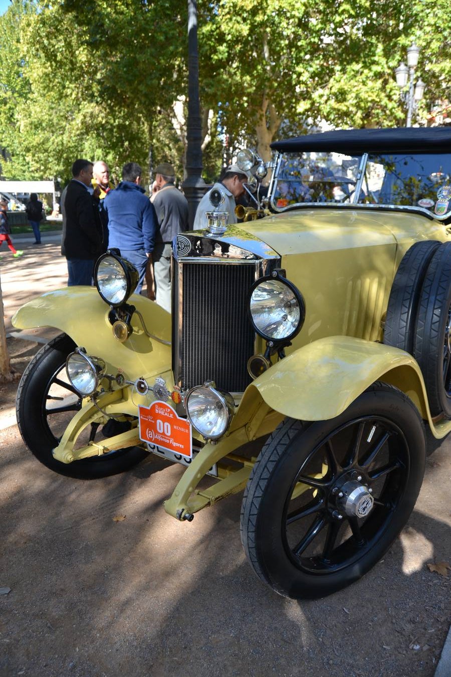 Casi cuarenta coches, entre antiguos y clásicos, han participado en la XIII Reale que ha tenido como principal novedad el incremento de gente vestida de época y las dos rutas urbanas, una con subida a la Abadía del Sacromonte y otra por Gran Vía, Constitución y Camino Ronda.
