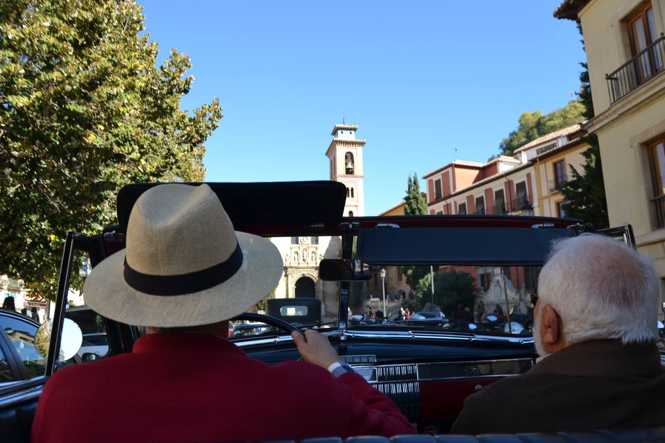Casi cuarenta coches, entre antiguos y clásicos, han participado en la XIII Reale que ha tenido como principal novedad el incremento de gente vestida de época y las dos rutas urbanas, una con subida a la Abadía del Sacromonte y otra por Gran Vía, Constitución y Camino Ronda.