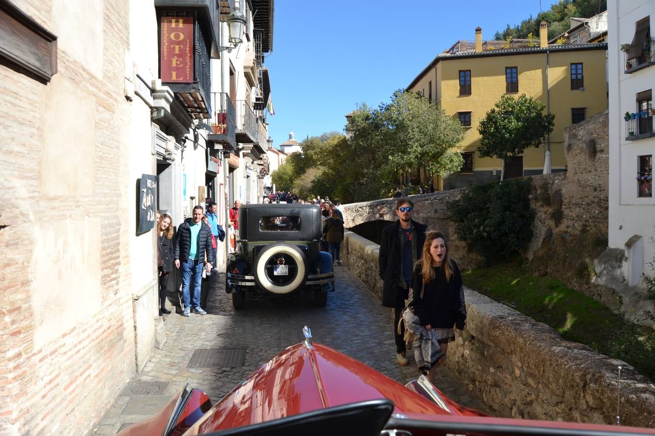 Casi cuarenta coches, entre antiguos y clásicos, han participado en la XIII Reale que ha tenido como principal novedad el incremento de gente vestida de época y las dos rutas urbanas, una con subida a la Abadía del Sacromonte y otra por Gran Vía, Constitución y Camino Ronda.