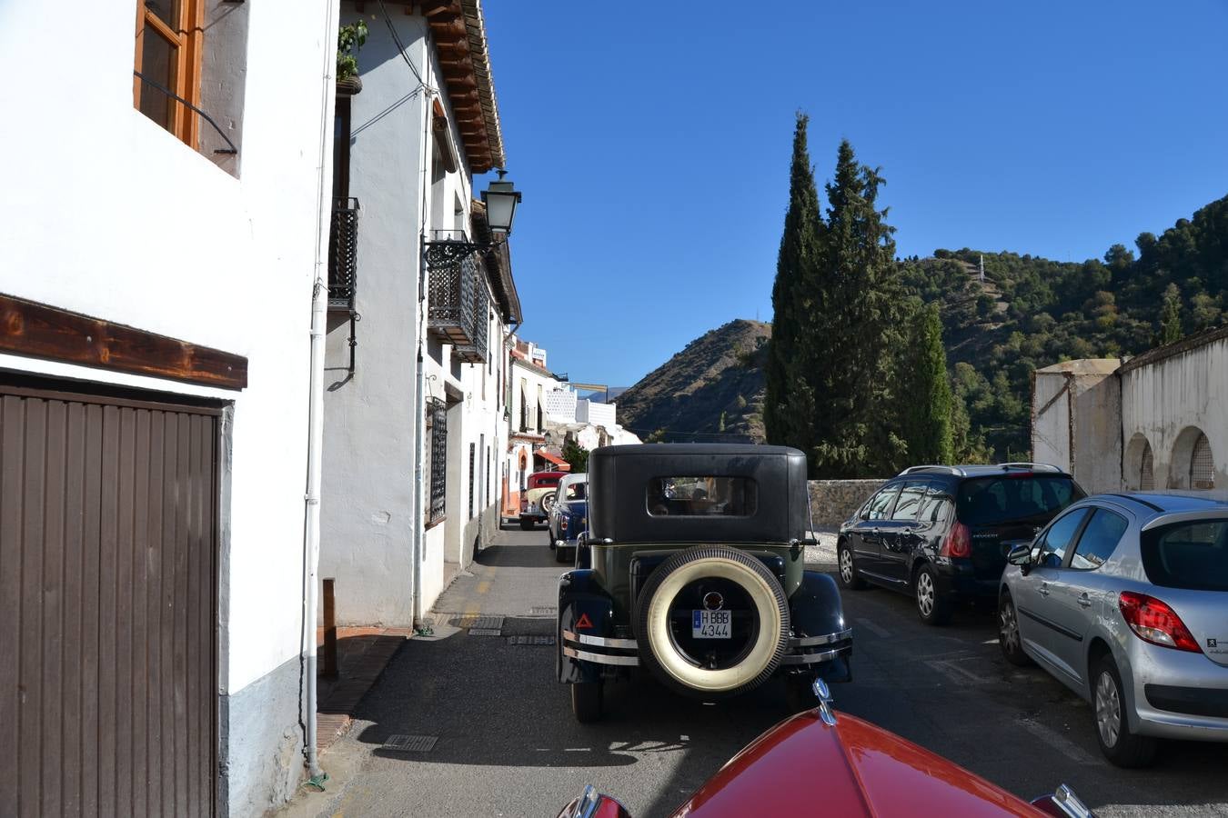Casi cuarenta coches, entre antiguos y clásicos, han participado en la XIII Reale que ha tenido como principal novedad el incremento de gente vestida de época y las dos rutas urbanas, una con subida a la Abadía del Sacromonte y otra por Gran Vía, Constitución y Camino Ronda.