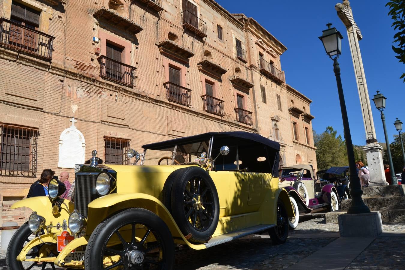 Casi cuarenta coches, entre antiguos y clásicos, han participado en la XIII Reale que ha tenido como principal novedad el incremento de gente vestida de época y las dos rutas urbanas, una con subida a la Abadía del Sacromonte y otra por Gran Vía, Constitución y Camino Ronda.
