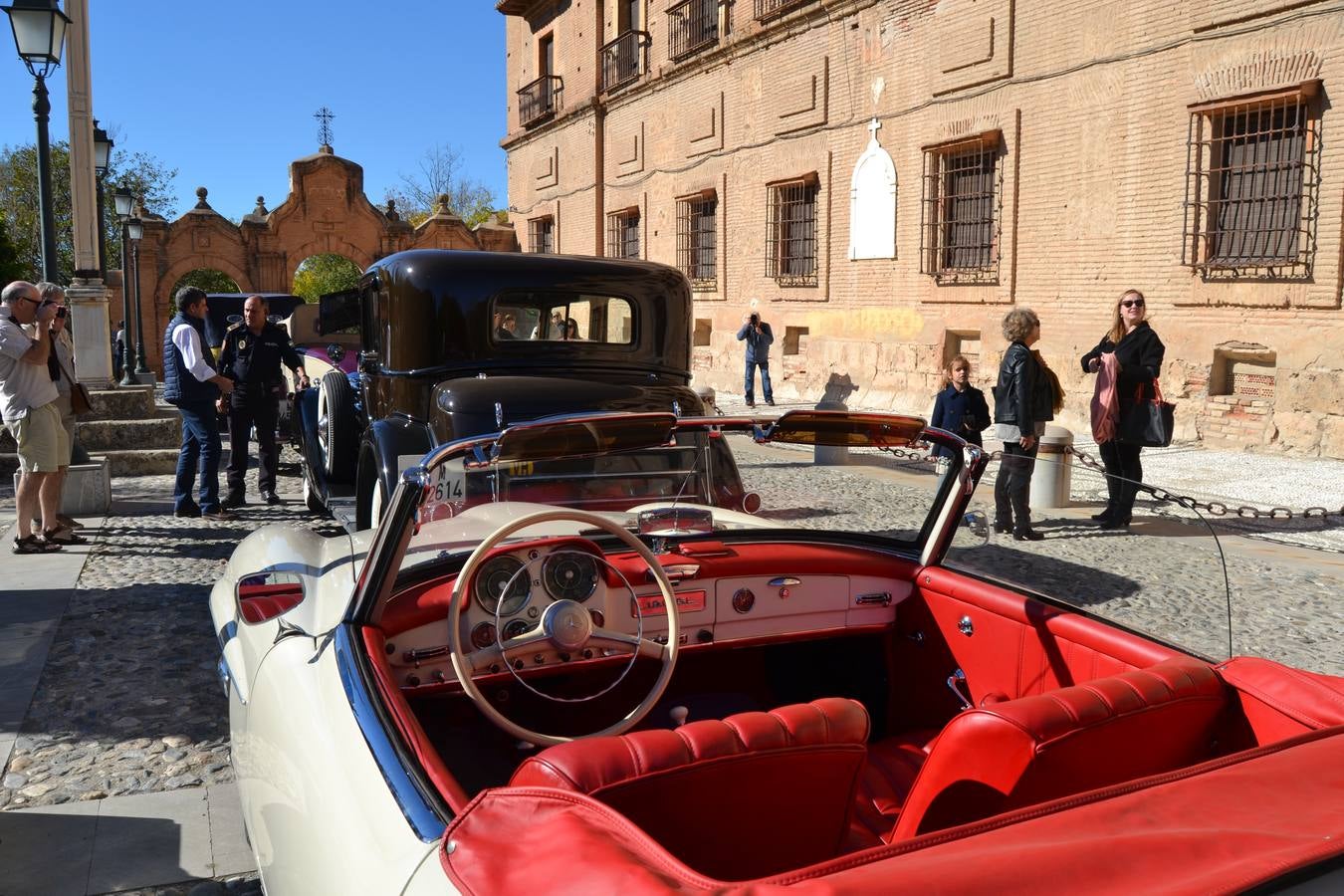 Casi cuarenta coches, entre antiguos y clásicos, han participado en la XIII Reale que ha tenido como principal novedad el incremento de gente vestida de época y las dos rutas urbanas, una con subida a la Abadía del Sacromonte y otra por Gran Vía, Constitución y Camino Ronda.