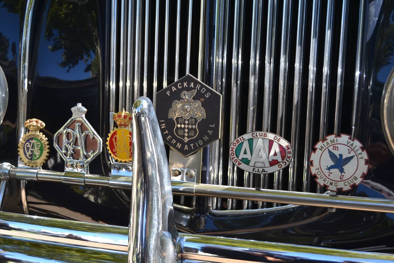 Casi cuarenta coches, entre antiguos y clásicos, han participado en la XIII Reale que ha tenido como principal novedad el incremento de gente vestida de época y las dos rutas urbanas, una con subida a la Abadía del Sacromonte y otra por Gran Vía, Constitución y Camino Ronda.