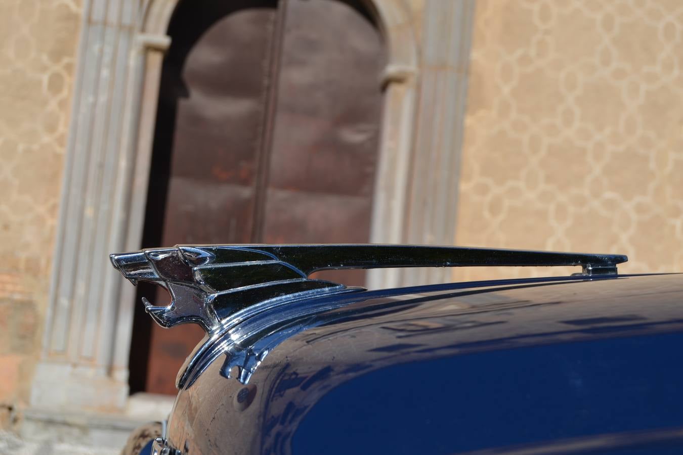 Casi cuarenta coches, entre antiguos y clásicos, han participado en la XIII Reale que ha tenido como principal novedad el incremento de gente vestida de época y las dos rutas urbanas, una con subida a la Abadía del Sacromonte y otra por Gran Vía, Constitución y Camino Ronda.