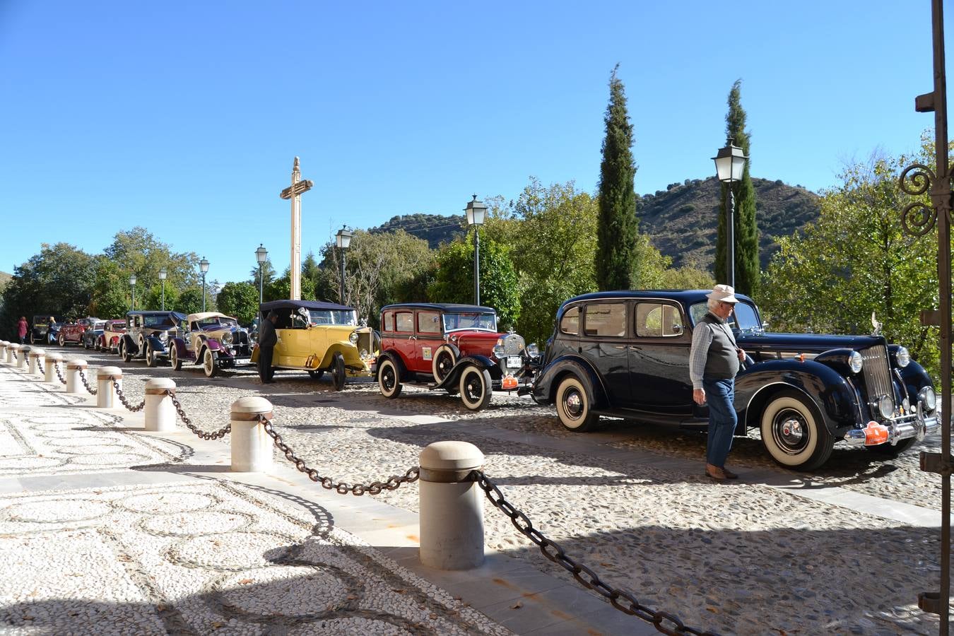 Casi cuarenta coches, entre antiguos y clásicos, han participado en la XIII Reale que ha tenido como principal novedad el incremento de gente vestida de época y las dos rutas urbanas, una con subida a la Abadía del Sacromonte y otra por Gran Vía, Constitución y Camino Ronda.