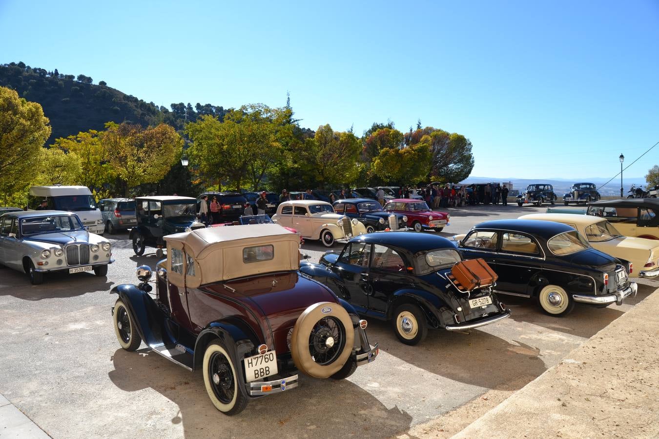 Casi cuarenta coches, entre antiguos y clásicos, han participado en la XIII Reale que ha tenido como principal novedad el incremento de gente vestida de época y las dos rutas urbanas, una con subida a la Abadía del Sacromonte y otra por Gran Vía, Constitución y Camino Ronda.