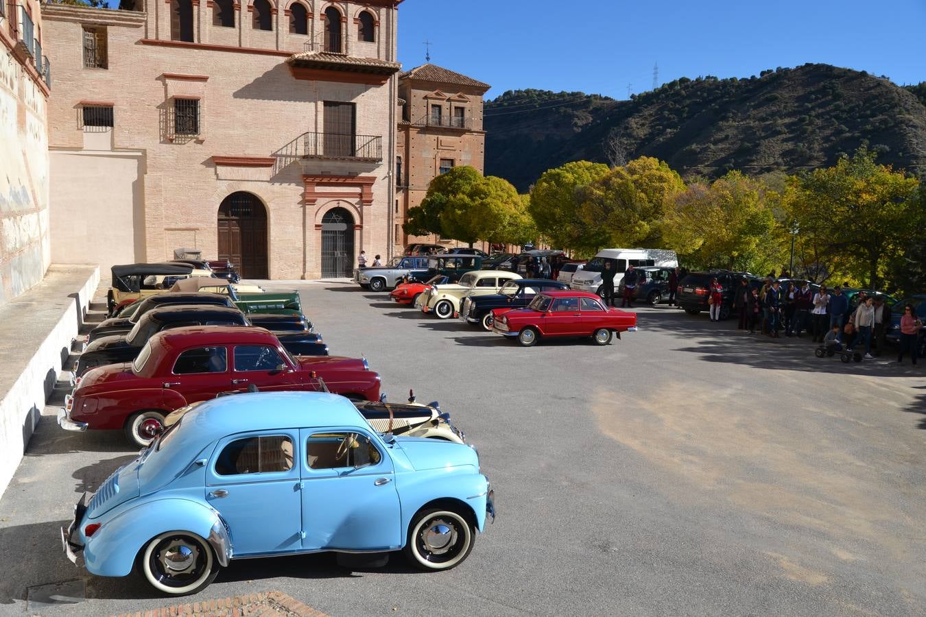 Casi cuarenta coches, entre antiguos y clásicos, han participado en la XIII Reale que ha tenido como principal novedad el incremento de gente vestida de época y las dos rutas urbanas, una con subida a la Abadía del Sacromonte y otra por Gran Vía, Constitución y Camino Ronda.