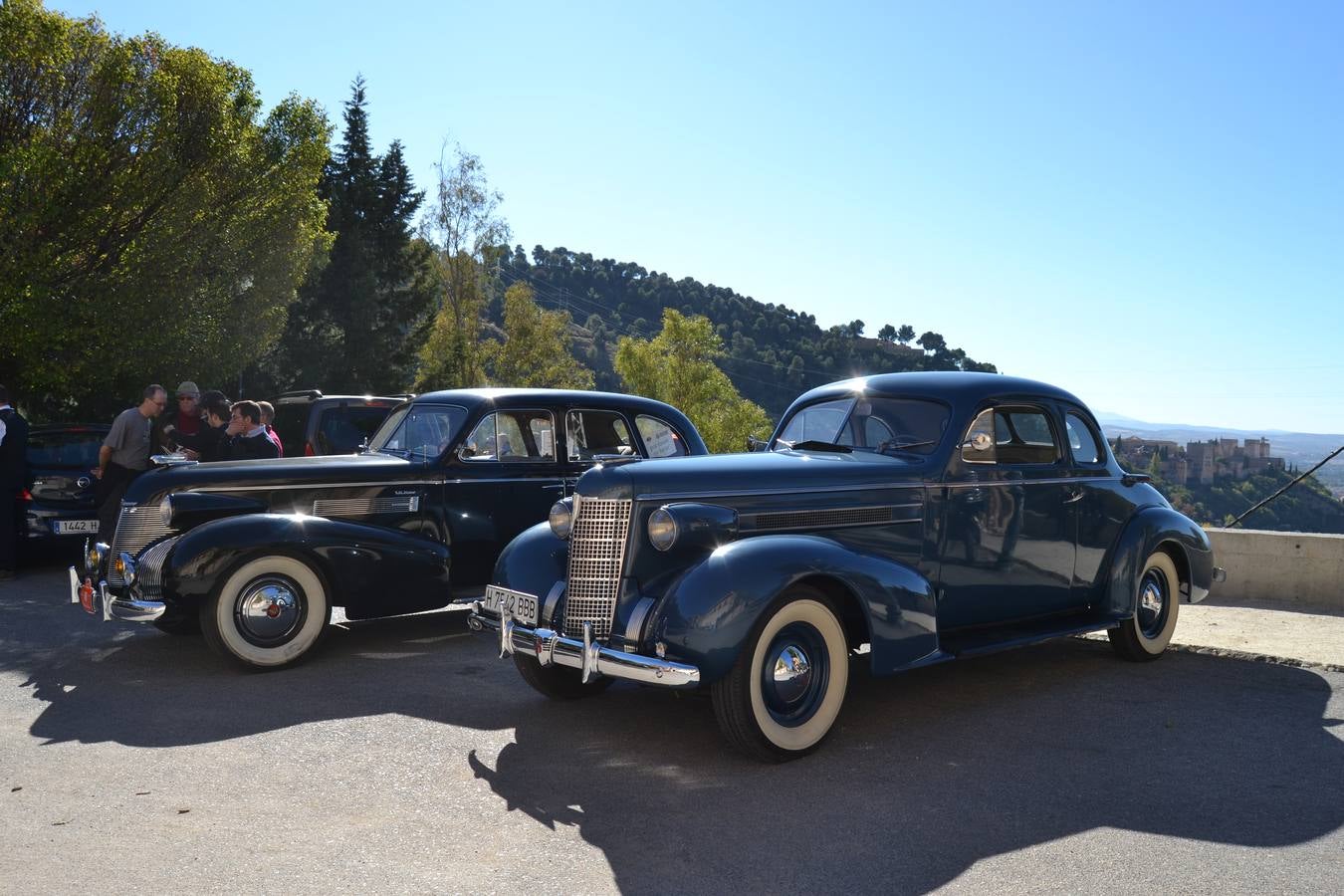 Casi cuarenta coches, entre antiguos y clásicos, han participado en la XIII Reale que ha tenido como principal novedad el incremento de gente vestida de época y las dos rutas urbanas, una con subida a la Abadía del Sacromonte y otra por Gran Vía, Constitución y Camino Ronda.