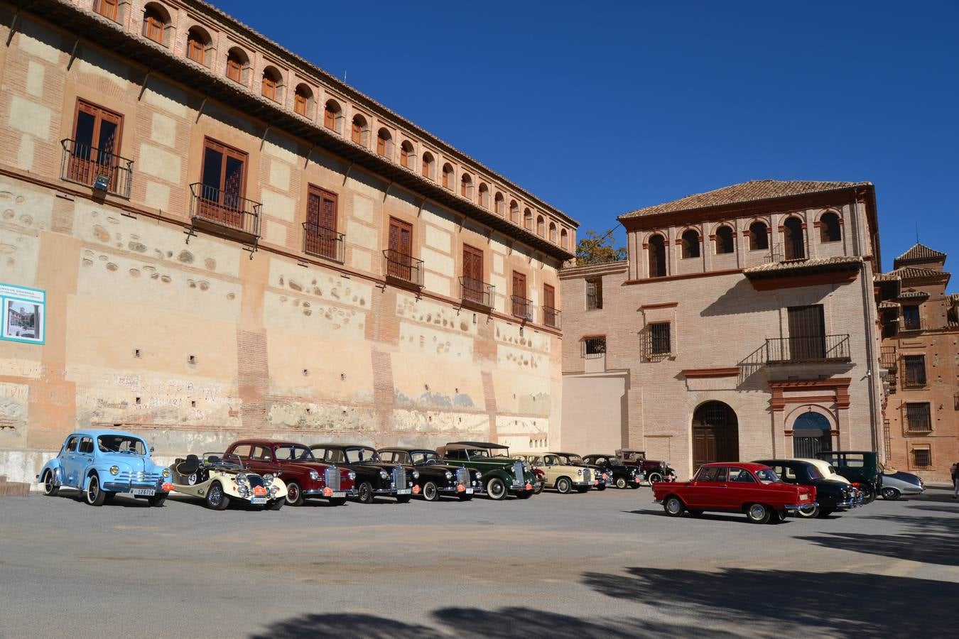 Casi cuarenta coches, entre antiguos y clásicos, han participado en la XIII Reale que ha tenido como principal novedad el incremento de gente vestida de época y las dos rutas urbanas, una con subida a la Abadía del Sacromonte y otra por Gran Vía, Constitución y Camino Ronda.