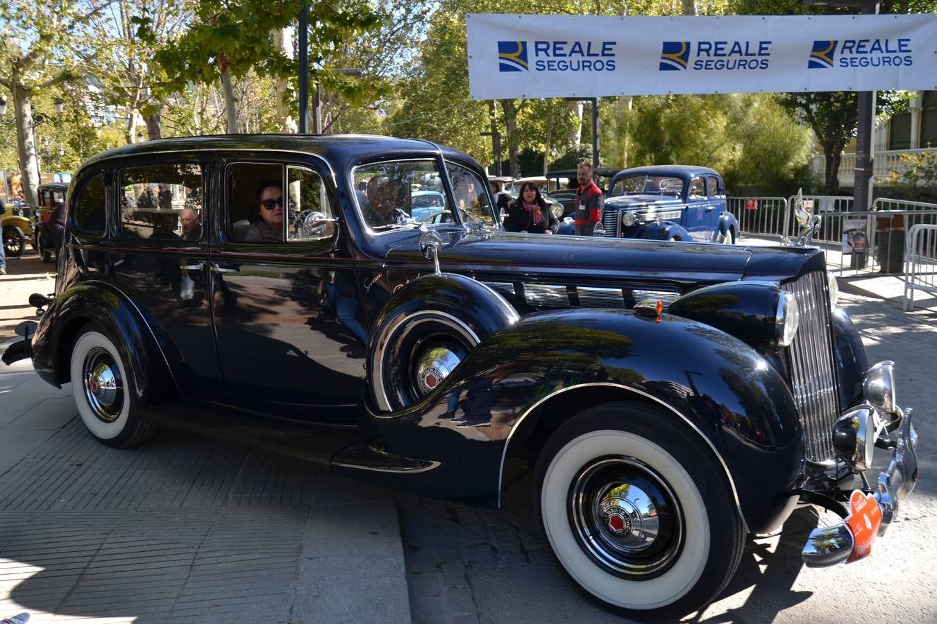 Casi cuarenta coches, entre antiguos y clásicos, han participado en la XIII Reale que ha tenido como principal novedad el incremento de gente vestida de época y las dos rutas urbanas, una con subida a la Abadía del Sacromonte y otra por Gran Vía, Constitución y Camino Ronda.