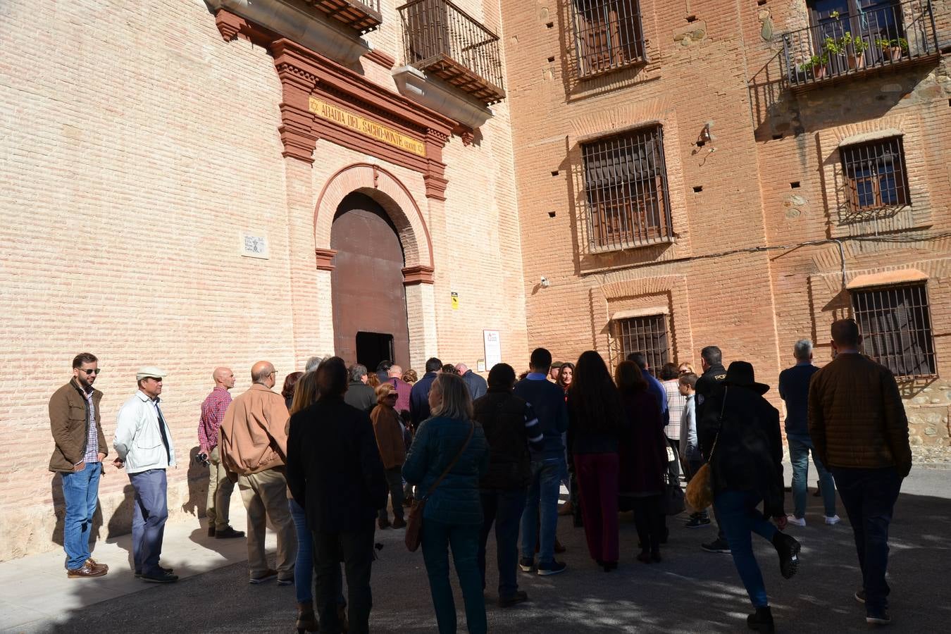 Casi cuarenta coches, entre antiguos y clásicos, han participado en la XIII Reale que ha tenido como principal novedad el incremento de gente vestida de época y las dos rutas urbanas, una con subida a la Abadía del Sacromonte y otra por Gran Vía, Constitución y Camino Ronda.