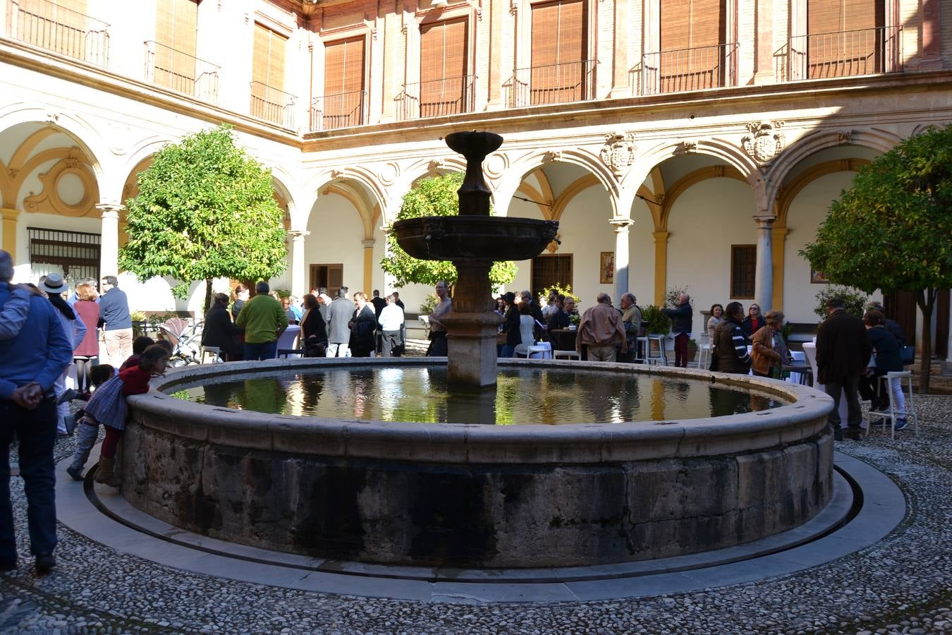 Casi cuarenta coches, entre antiguos y clásicos, han participado en la XIII Reale que ha tenido como principal novedad el incremento de gente vestida de época y las dos rutas urbanas, una con subida a la Abadía del Sacromonte y otra por Gran Vía, Constitución y Camino Ronda.