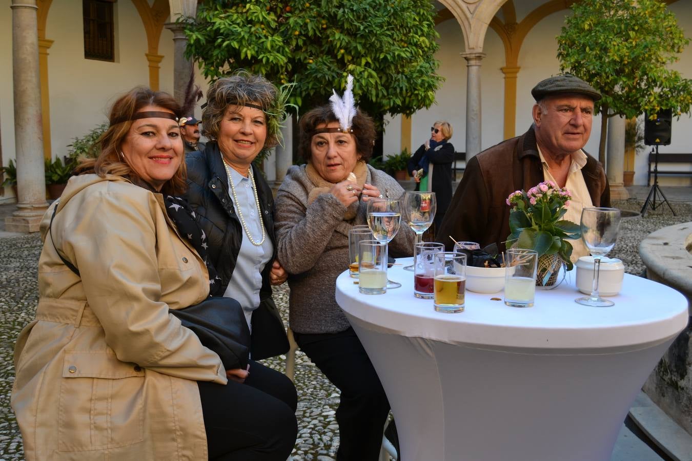 Casi cuarenta coches, entre antiguos y clásicos, han participado en la XIII Reale que ha tenido como principal novedad el incremento de gente vestida de época y las dos rutas urbanas, una con subida a la Abadía del Sacromonte y otra por Gran Vía, Constitución y Camino Ronda.