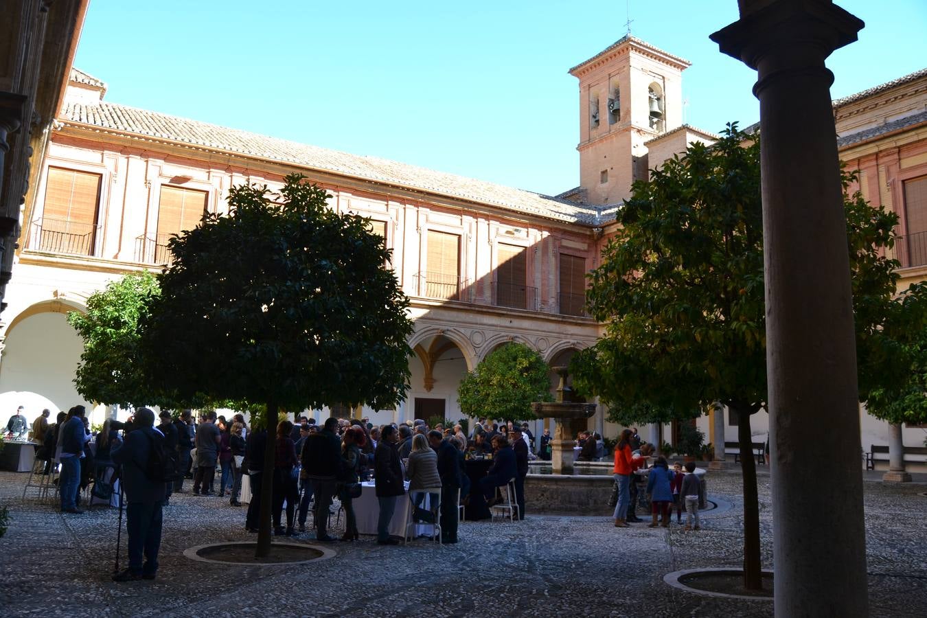 Casi cuarenta coches, entre antiguos y clásicos, han participado en la XIII Reale que ha tenido como principal novedad el incremento de gente vestida de época y las dos rutas urbanas, una con subida a la Abadía del Sacromonte y otra por Gran Vía, Constitución y Camino Ronda.