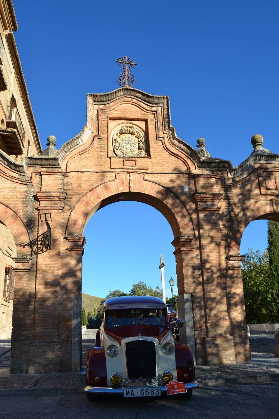 Casi cuarenta coches, entre antiguos y clásicos, han participado en la XIII Reale que ha tenido como principal novedad el incremento de gente vestida de época y las dos rutas urbanas, una con subida a la Abadía del Sacromonte y otra por Gran Vía, Constitución y Camino Ronda.