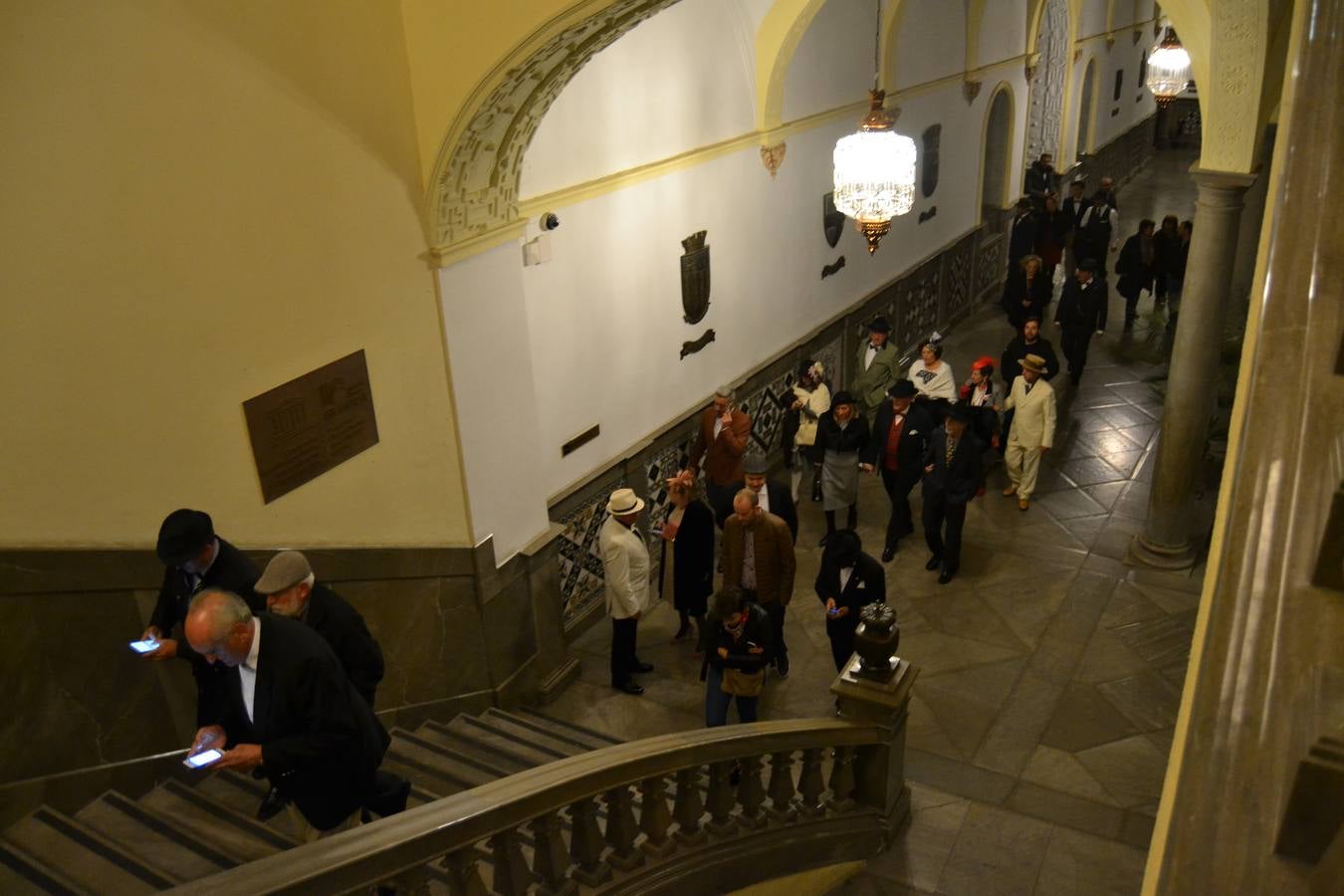 Casi cuarenta coches, entre antiguos y clásicos, han participado en la XIII Reale que ha tenido como principal novedad el incremento de gente vestida de época y las dos rutas urbanas, una con subida a la Abadía del Sacromonte y otra por Gran Vía, Constitución y Camino Ronda.