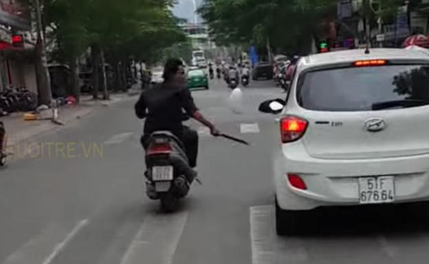 Persigue a un individuo en moto que va reventando los retrovisores con un machete