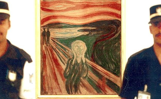 Dos miembros de seguridad custodian 'El Grito', durante su exposición en el Festival Bienal de las Artes de Sao Paulo. 