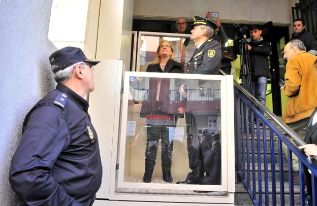 La subdelegada Francisca Molina y el comisario provincial Jesús Herranz prueban el elevador.