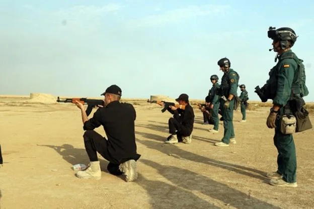 Instructores de la Guardia Civil, en un ejercicio de tiro con fusil AK-47.