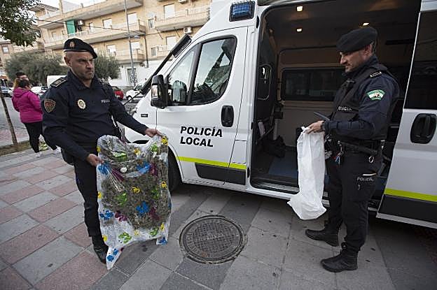 Agentes de la Policía Local, con parte de la droga alijada.