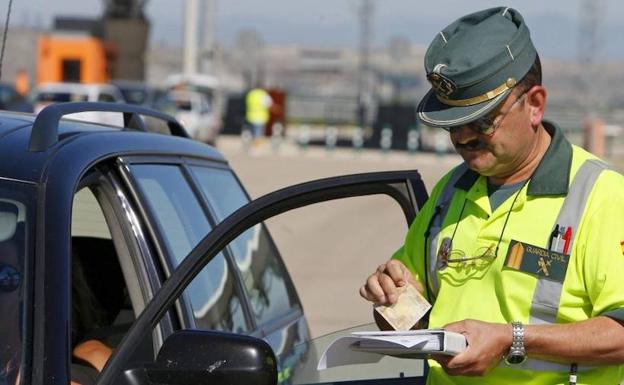 ¿Una Navidad sin multas? La Guardia Civil amenaza con 'huelga de bolis caídos'