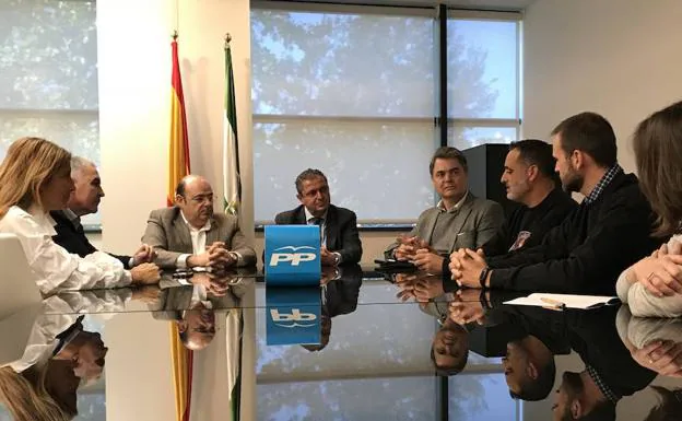 El PP explica a policías y guardias civiles de la provincia de Granada que la equiparación salarial se activará en 2018