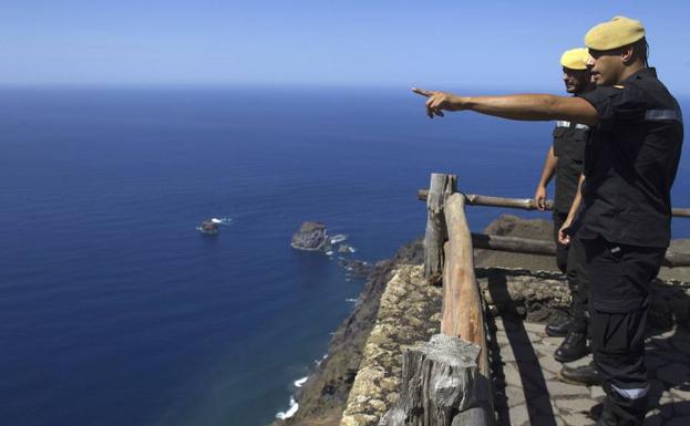 Miembros de la UME observan el horizonte desde un mirador. 