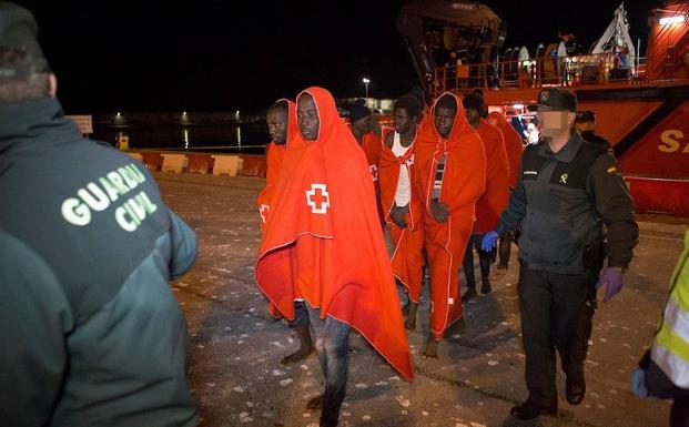 Llegan en buen estado a Motril las 69 personas rescatadas de dos pateras cerca de la isla de Alborán
