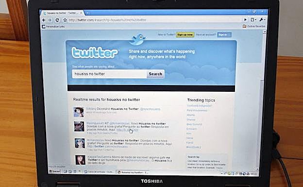 Internauta de Río de Janeiro se conecta a la red social de Twitter. 