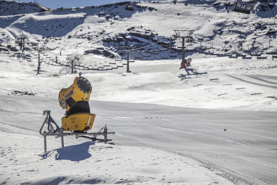 Las máquinas pisapistas están trabajando en el área de Borreguiles tratando de llegar a la fecha prevista del día 25