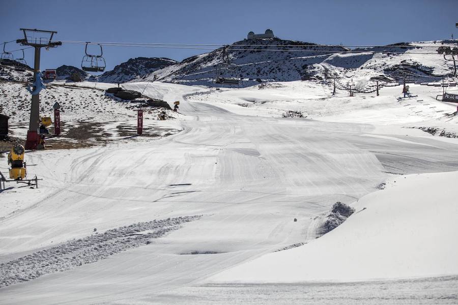 Las máquinas pisapistas están trabajando en el área de Borreguiles tratando de llegar a la fecha prevista del día 25