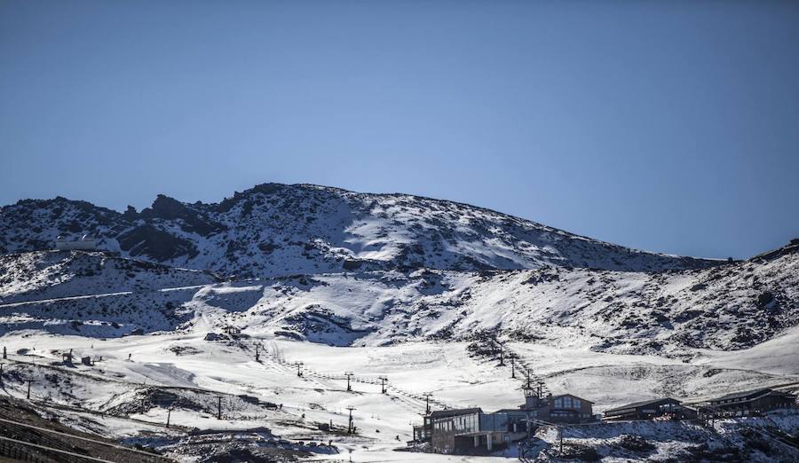 Las máquinas pisapistas están trabajando en el área de Borreguiles tratando de llegar a la fecha prevista del día 25