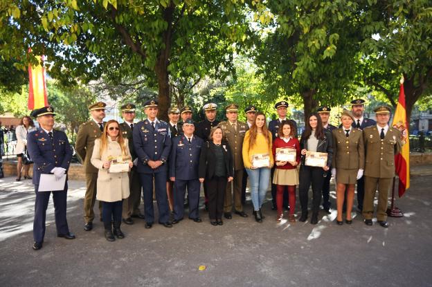 Imagen de las personas distinguidas con representantes del ejército.