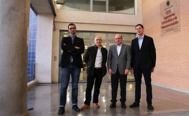 Los cuatro investigadores altamente citados de la Universidad de Granada posan en la E.T.S. de Ingenierías Informática y de Telecomunicación. De izquierda a derecha, Alberto Fernández, Enrique Herrera-Viedma, Francisco Herrera y Salvador García.