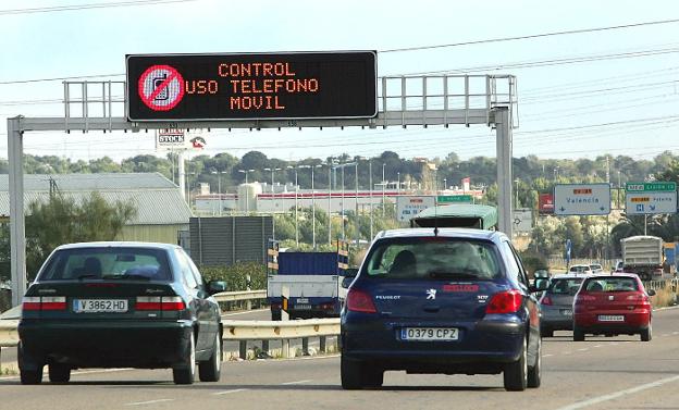 El uso del teléfono móvil al volante es la segunda causa de siniestralidad vial en nuestro país.