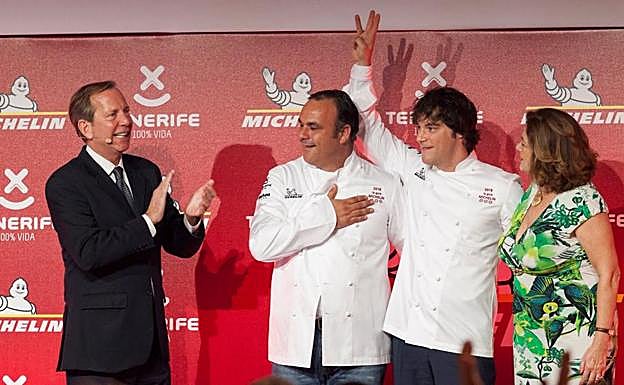 El director internacional de la Guía Michelin, Michael Ellis junto a los cocineros Ángel León y Jordi Cruz , que obtuvieron su tercera estrella Michelin. 