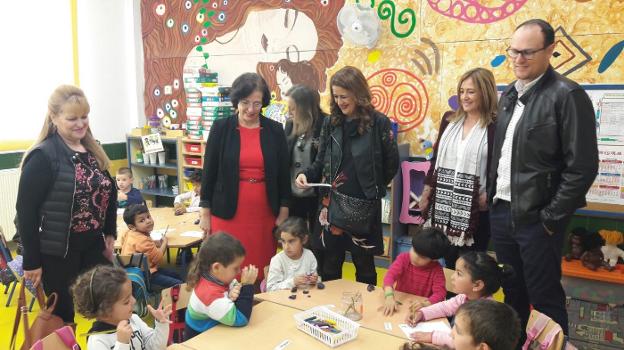 Sonia Gaya, en el CEIP Juan Sebastián Elcano junto a la delegada del Gobierno andaluz. 