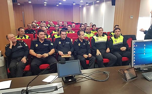 Más de 30 policías locales se forman en detección de consumo de alcohol y drogas en conductores